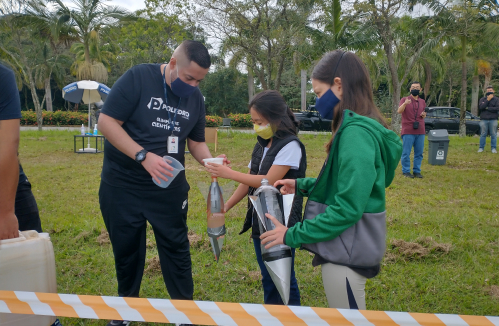 Alunos testando foguetes de garrafa pet