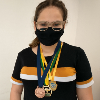 Aluna com 3 medalhas das olimpíadas