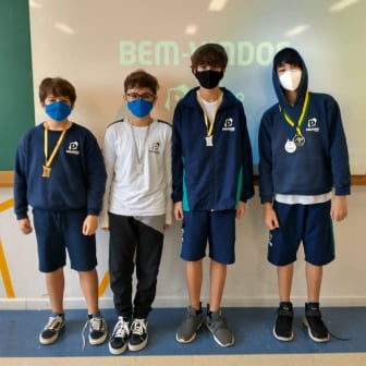 Alunos do poliedro com suas medalhas das olimpíadas