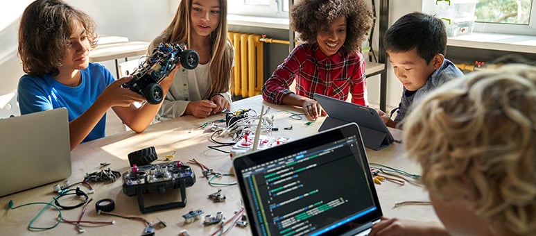Aula de robótica: 6 benefícios em unir educação e tecnologia na infância