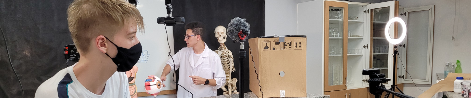 Alunos do poliedro gravando um depoimento na sala de ciências