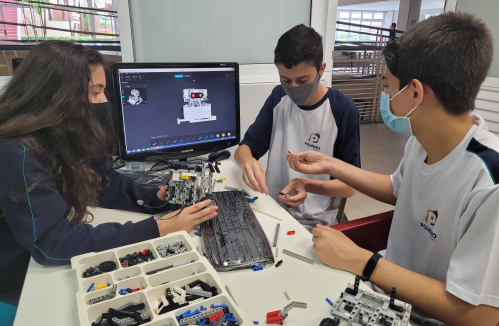 Alunos do Poliedro na aula de robótica