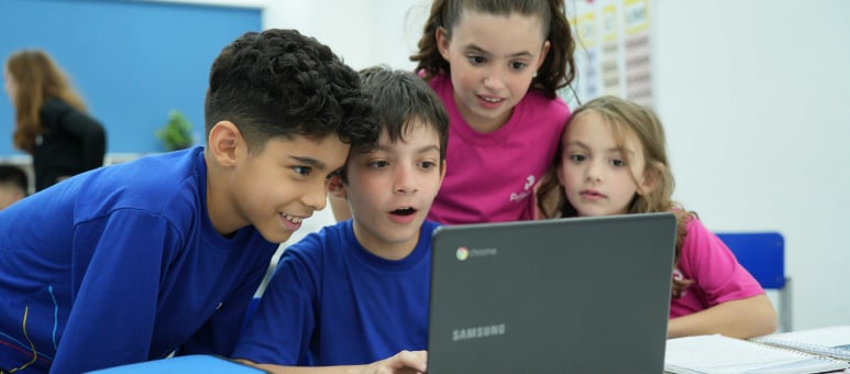Alunos do Ensino Fundamental Anos Iniciais utilizando um Chromebook para estudo