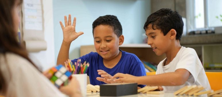 Alunos do Ensino Fundamental - Anos Iniciais do Poliedro Colégio aprendendo brincando 