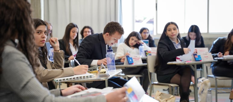 Estudantes durante uma sessão do PoliONU 2023