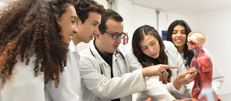 Professor Poliedro Colégio ensinando alunos sobre a anatomia humana